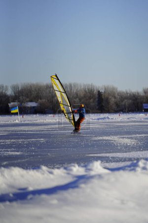 Téléchargez les photos : Fond du Lac, Wisconsin États-Unis - 8 février 2019 : Communauté Fond du Lac Les habitants ont apprécié la planche à voile hivernale sur le lac gelé de Winnebago. - en image libre de droit