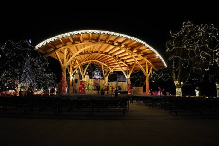 Foto de La Crosse, Wisconsin, EE.UU. - 29 de noviembre de 2020: Luces de Navidad disfrazadas de parque junto al río para las fiestas. - Imagen libre de derechos