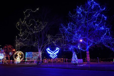 Téléchargez les photos : La Crosse, Wisconsin États-Unis - 29 novembre 2020 : Des lumières de Noël habillent le parc riverain pour les vacances. - en image libre de droit