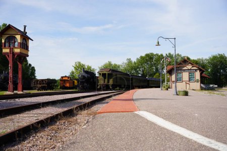 Foto de Wales, Wisconsin / Estados Unidos - 12 de agosto de 2020: El museo de la estación de tren Vintage se encuentra afuera para que los visitantes puedan hacer turismo. - Imagen libre de derechos
