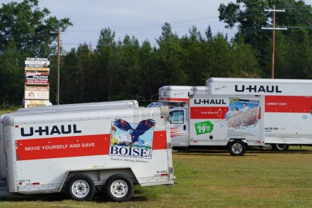 Téléchargez les photos : Mauston, Wisconsin États-Unis - 11 septembre 2023 : U Haul truck and trailers sit outside ready to be used by customers. - en image libre de droit