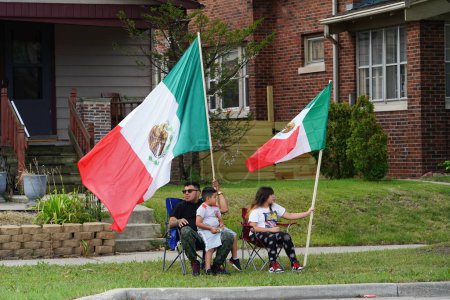 Foto de Milwaukee, Wisconsin, EE.UU. - 16 de septiembre de 2023: Familias latinoamericanas se reunieron a lo largo de las calles para ver y ver el desfile del Día de la Independencia de México. - Imagen libre de derechos