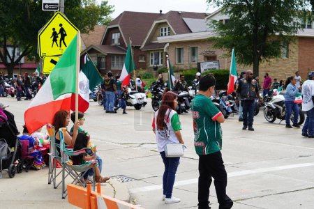 Téléchargez les photos : Milwaukee, Wisconsin États-Unis - 16 septembre 2023 : Des familles latino-américaines se sont rassemblées le long des rues pour assister au défilé de la fête de l'indépendance du Mexique. - en image libre de droit