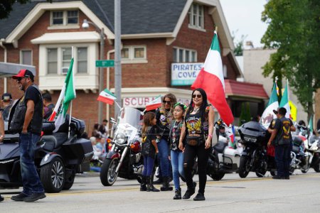 Foto de Milwaukee, Wisconsin, EE.UU. - 16 de septiembre de 2023: Familias latinoamericanas se reunieron a lo largo de las calles para ver y ver el desfile del Día de la Independencia de México. - Imagen libre de derechos