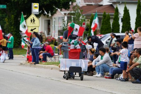 Téléchargez les photos : Milwaukee, Wisconsin États-Unis - 16 septembre 2023 : Des familles latino-américaines se sont rassemblées le long des rues pour assister au défilé de la fête de l'indépendance du Mexique. - en image libre de droit