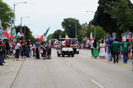 Foto de Milwaukee, Wisconsin, EE.UU. - 16 de septiembre de 2023: Familias latinoamericanas, hispanoamericanas y mexicoamericanas celebraron su desfile anual del Día de la Independencia de México. - Imagen libre de derechos