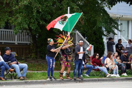Foto de Milwaukee, Wisconsin, EE.UU. - 16 de septiembre de 2023: Familias latinoamericanas, hispanoamericanas y mexicoamericanas celebraron su desfile anual del Día de la Independencia de México. - Imagen libre de derechos
