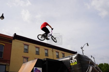 Téléchargez les photos : Racine, Wisconsin États-Unis - 16 septembre 2023 : Des cascadeurs de vélos sur des vélos BMX faisant des cascades sur des rampes de demi-lune pour une foule de personnes dans les rues de Racine, Wisconsin - en image libre de droit