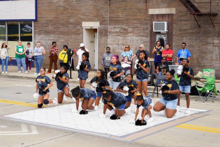 Foto de Milwaukee, Wisconsin, EE.UU. - 16 de septiembre de 2023: Bailarinas callejeras de escuelas secundarias y secundarias afroamericanas bailaron en las calles de Racine, Wisconsin - Imagen libre de derechos