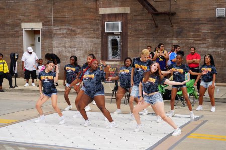 Téléchargez les photos : Milwaukee, Wisconsin États-Unis - 16 septembre 2023 : Des danseuses afro-américaines du secondaire et du collège dansent dans les rues de Racine, Wisconsin - en image libre de droit