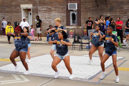 Téléchargez les photos : Milwaukee, Wisconsin États-Unis - 16 septembre 2023 : Des danseuses afro-américaines du secondaire et du collège dansent dans les rues de Racine, Wisconsin - en image libre de droit