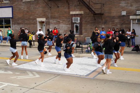 Foto de Milwaukee, Wisconsin, EE.UU. - 16 de septiembre de 2023: Bailarinas callejeras de escuelas secundarias y secundarias afroamericanas bailaron en las calles de Racine, Wisconsin - Imagen libre de derechos
