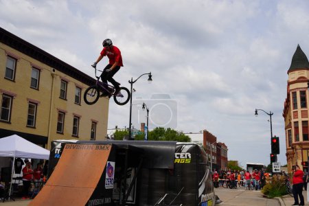 Téléchargez les photos : Racine, Wisconsin États-Unis - 16 septembre 2023 : Des cascadeurs de vélos sur des vélos BMX faisant des cascades sur des rampes de demi-lune pour une foule de personnes dans les rues de Racine, Wisconsin - en image libre de droit