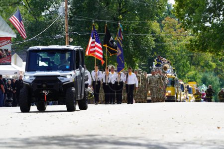 Foto de Warrens, Wisconsin, EE.UU. - 25 de septiembre de 2022: Marcha militar de bandas musicales en el desfile Cranfest 2022. - Imagen libre de derechos