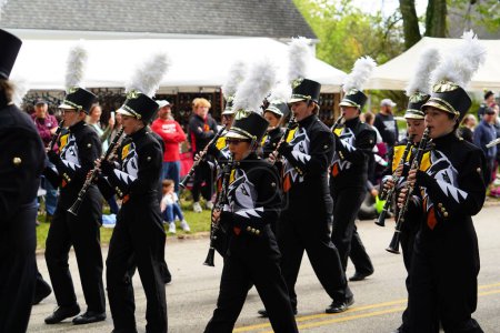 Téléchargez les photos : Warrens, Wisconsin États-Unis - 25 septembre 2022 : Marche de la fanfare du lycée Tomah en 2022 Défilé du Cranfest. - en image libre de droit