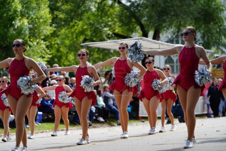 Foto de Warrens, Wisconsin, EE.UU. - 25 de septiembre de 2022: Bailarinas jóvenes en vestidos rojos bailaron en el desfile Cranfest 2022. - Imagen libre de derechos