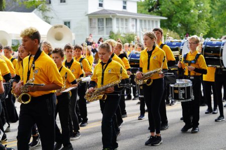Foto de Warrens, Wisconsin, EE.UU. - 25 de septiembre de 2022: Marcha musical de Tomah Middle School en el desfile Cranfest 2022. - Imagen libre de derechos