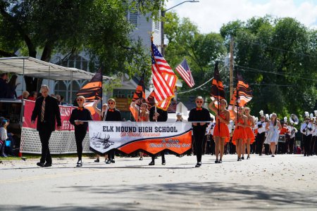 Téléchargez les photos : Warrens, Wisconsin États-Unis - 25 septembre 2022 : Marche de la fanfare du lycée Elk Mound lors du défilé du Cranfest 2022. - en image libre de droit