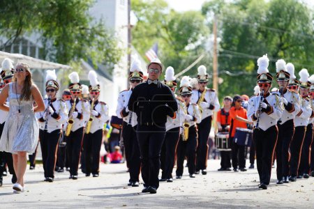 Foto de Warrens, Wisconsin, EE.UU. - 25 de septiembre de 2022: La banda de marcha de Elk Mound High School marchó en el desfile Cranfest 2022. - Imagen libre de derechos