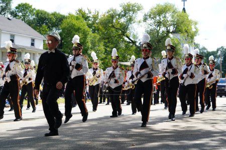 Foto de Warrens, Wisconsin, EE.UU. - 25 de septiembre de 2022: La banda de marcha de Elk Mound High School marchó en el desfile Cranfest 2022. - Imagen libre de derechos