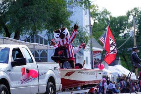 Foto de Warrens, Wisconsin, EE.UU. - 25 de septiembre de 2022: Bucky Badger de la Universidad de Wisconsin La mascota del equipo de fútbol participó en el desfile Cranfest 2022. - Imagen libre de derechos