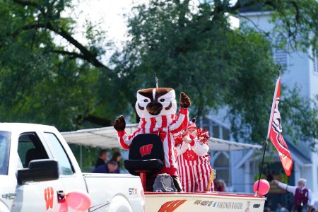 Téléchargez les photos : Warrens, Wisconsin États-Unis - 25 septembre 2022 : La mascotte Bucky Badger de l'Université du Wisconsin Football Team a participé au défilé Cranfest 2022. - en image libre de droit