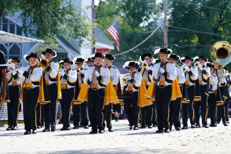 Téléchargez les photos : Warrens, Wisconsin États-Unis - 25 septembre 2022 : La fanfare des Luther High School Marching Knights a participé au défilé du Cranfest 2022. - en image libre de droit