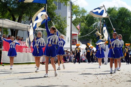 Foto de Warrens, Wisconsin, EE.UU. - 25 de septiembre de 2022: Marcha de la banda de marcha de Mauston High School Cheese Head en el desfile Cranfest 2022. - Imagen libre de derechos