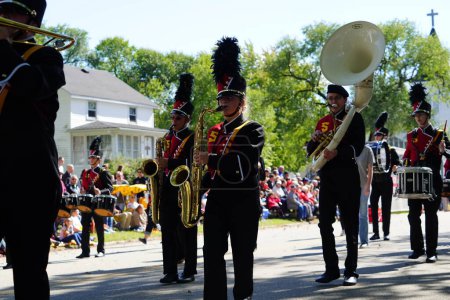 Foto de Warrens, Wisconsin, EE.UU. - 25 de septiembre de 2022: La banda de marcha de Black River Falls High School marchó en el desfile Cranfest 2022. - Imagen libre de derechos