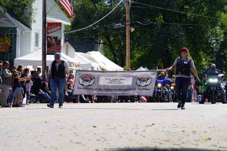 Foto de Warrens, Wisconsin, EE.UU. - 25 de septiembre de 2022: Guardians of Castle Rock Chapter grupo de motocicletas a caballo en motocicletas en el desfile Cranfest 2022. - Imagen libre de derechos