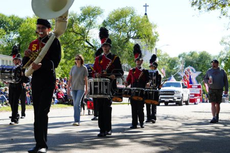 Foto de Warrens, Wisconsin, EE.UU. - 25 de septiembre de 2022: La banda de marcha de Black River Falls High School marchó en el desfile Cranfest 2022. - Imagen libre de derechos