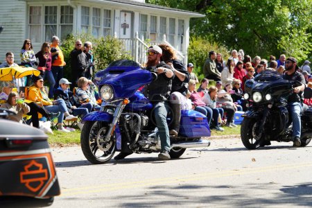 Foto de Warrens, Wisconsin, EE.UU. - 25 de septiembre de 2022: Guardians of Castle Rock Chapter grupo de motocicletas a caballo en motocicletas en el desfile Cranfest 2022. - Imagen libre de derechos