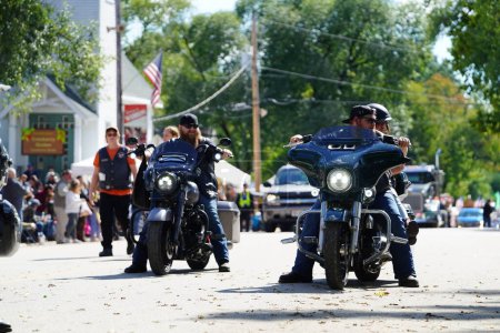 Téléchargez les photos : Warrens, Wisconsin États-Unis - 25 septembre 2022 : Groupe de motards des Gardiens de Castle Rock Chapter à moto dans le défilé Cranfest 2022. - en image libre de droit