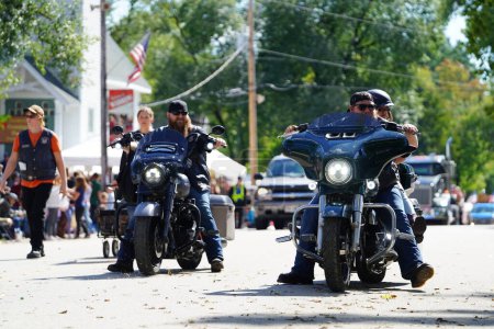 Téléchargez les photos : Warrens, Wisconsin États-Unis - 25 septembre 2022 : Groupe de motards des Gardiens de Castle Rock Chapter à moto dans le défilé Cranfest 2022. - en image libre de droit