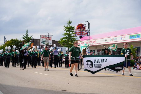 Téléchargez les photos : Wisconsin Dells, Wisconsin États-Unis - 19 septembre 2021 : Marche de la fanfare du lycée Tosa West lors du défilé du festival d'automne Wa Zha Wa. - en image libre de droit