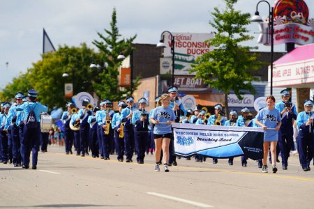 Téléchargez les photos : Wisconsin Dells, Wisconsin États-Unis - 18 septembre 2022 : Défilé de la fanfare du lycée Wisconsin Dells lors du défilé du festival d'automne Wa Zha Wa. - en image libre de droit