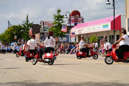 Téléchargez les photos : Wisconsin Dells, Wisconsin États-Unis - 18 septembre 2023 : Des cyclomoteurs de ZOR ont roulé dans le défilé du festival d'automne de Wo Zha Wa. - en image libre de droit