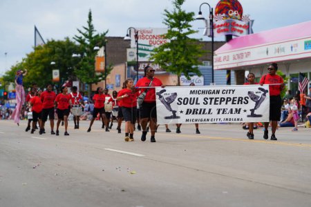 Téléchargez les photos : Wisconsin Dells, Wisconsin États-Unis - 18 septembre 2023 : L'équipe de forage Soul Steppers s'est produite dans les rues lors du défilé du festival Wo Zha Wa - en image libre de droit