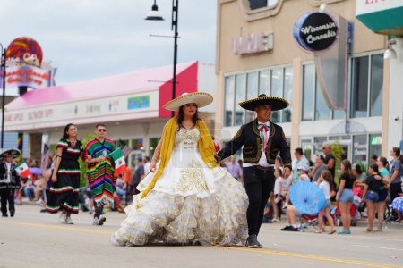 Foto de Wisconsin Dells, Wisconsin, EE.UU. - 19 de septiembre de 2021: Latinos mexicanos mostrando orgullo caminando por el desfile del festival de otoño de Wa Zha Wa. - Imagen libre de derechos