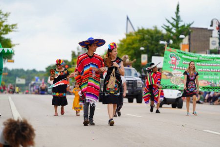 Foto de Wisconsin Dells, Wisconsin, EE.UU. - 19 de septiembre de 2021: Latinos mexicanos mostrando orgullo caminando por el desfile del festival de otoño de Wa Zha Wa. - Imagen libre de derechos
