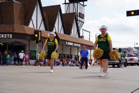 Téléchargez les photos : Wisconsin Dells, Wisconsin États-Unis - 18 septembre 2022 : Les mamies dansantes de Milwaukee ont participé au défilé du festival d'automne Wa Zha Wa 2022. - en image libre de droit