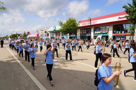 Téléchargez les photos : Wisconsin Dells, Wisconsin États-Unis - 16 septembre 2023 : Défilé de la fanfare du lycée Wisconsin Dells lors du défilé du festival d'automne Wa Zha Wa. - en image libre de droit