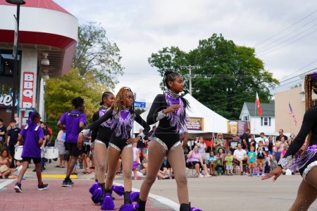 Foto de Wisconsin Dells, Wisconsin, EE.UU. - 18 de septiembre de 2022: TKO Drumline y Knockout Dance Team afroamericanos preformados para los espectadores en el desfile del Festival de Otoño Wa Zha Wa 2022. - Imagen libre de derechos