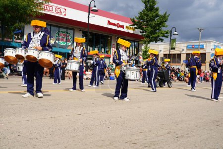 Téléchargez les photos : Warrens, Wisconsin États-Unis - 25 septembre 2022 : La fanfare de Mauston High School Cheese Head marche dans le défilé du Cranfest 2022. - en image libre de droit