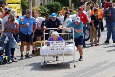 Téléchargez les photos : Green Lake, Wisconsin États-Unis - 23 septembre 2023 : Des membres de la communauté ont assisté à un événement familial de course au lit dans les rues de Green Lake. - en image libre de droit
