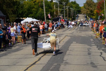 Foto de Green Lake, Wisconsin, EE.UU. - 23 de septiembre de 2023: Miembros de la comunidad disfrutaron de un evento familiar de carreras de cama en las calles de Green Lake. - Imagen libre de derechos