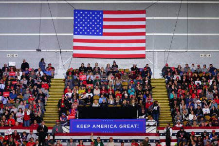 Foto de Milwaukee, Wisconsin / Estados Unidos - 14 de enero de 2020: El 45º vicepresidente Mike Pence pronunció un poderoso discurso ante una multitud del 45º mitin de simpatizantes del presidente Donald Trump en UW-Milwaukee Panther Arena. MAGA! - Imagen libre de derechos
