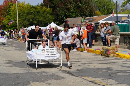 Foto de Green Lake, Wisconsin, EE.UU. - 23 de septiembre de 2023: Miembros de la comunidad disfrutaron de un evento familiar de carreras de cama en las calles de Green Lake. - Imagen libre de derechos