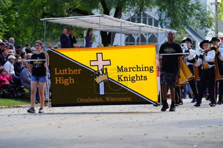 Téléchargez les photos : Warrens, Wisconsin États-Unis - 25 septembre 2022 : La fanfare des Luther High School Marching Knights a participé au défilé du Cranfest 2022. - en image libre de droit