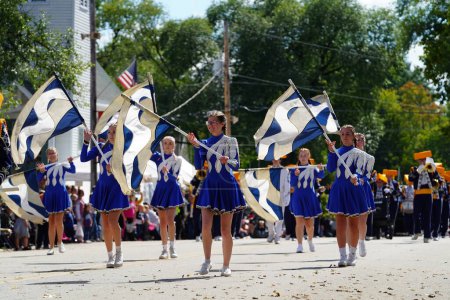 Foto de Warrens, Wisconsin, EE.UU. - 25 de septiembre de 2022: Marcha de la banda de marcha de Mauston High School Cheese Head en el desfile Cranfest 2022. - Imagen libre de derechos